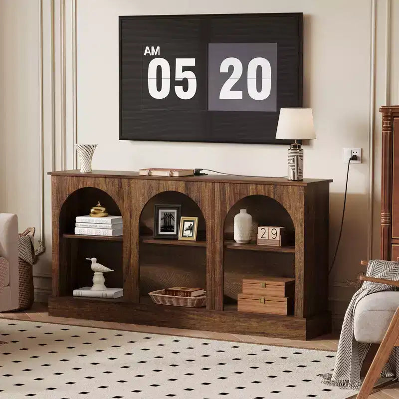 Meuble TV Console avec Prises, Meuble TV Moderne à 3 Niveaux Arqué de 160 cm avec Station de Recharge et Étagères Ouvertes pour TV de 65/70 pouces