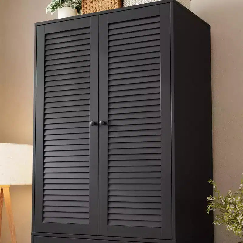 Armoire-penderie en bois avec tiroirs, meuble de rangement de 69,5 po avec tringle de suspension, design persienné à 2 portes pour chambre à coucher