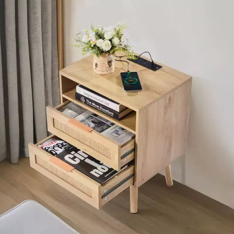 Table de chevet en rotin avec station de recharge intégrée, table de chevet bohème avec 2 tiroirs, étagère ouverte, pieds en bois de pin massif, 2 prises CA et 3 ports USB