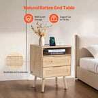 Table de chevet en rotin avec station de recharge intégrée, table de chevet bohème avec 2 tiroirs, étagère ouverte, pieds en bois de pin massif, 2 prises CA et 3 ports USB