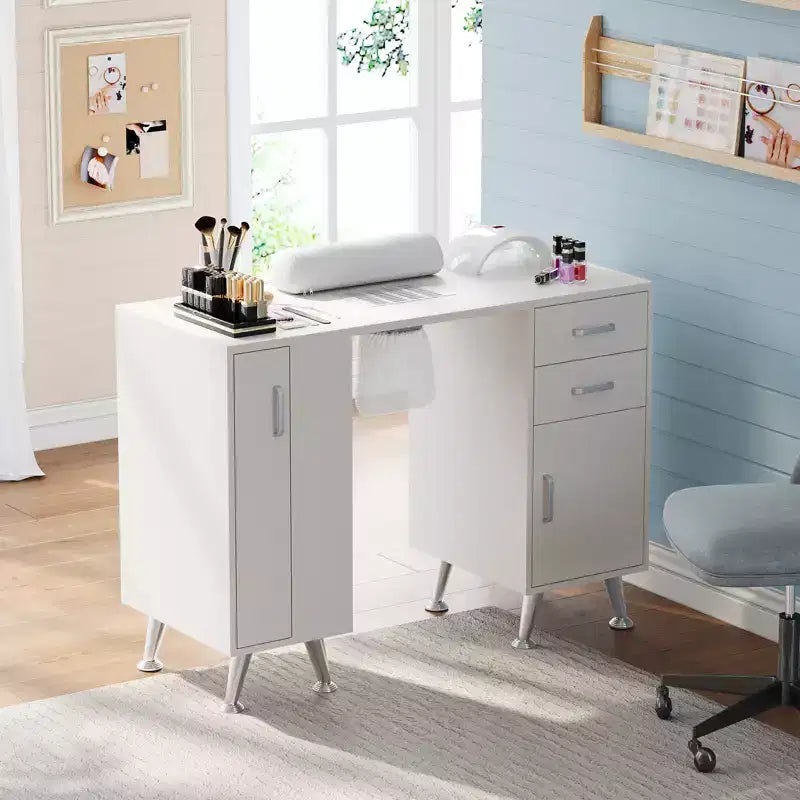 Table professionnelle de salon de manucure avec plateau en verre, dotée d'un collecteur de fines particules, d'un repose-poignet, de tiroirs et de placards de rangement, blanche.