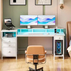 Bureau d'ordinateur blanc de 152 cm avec station de charge, bureau de jeu avec lumières LED, 4 tiroirs, classeur de rangement, table de travail pour bureau à domicile, étude moderne de chambre.