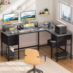 Qwatto Bureau d'angle en forme de L gris de 150 cm avec station de charge, bureau de jeu pour deux personnes, 4 tiroirs, 2 supports d'écran, poste de travail de bureau à domicile