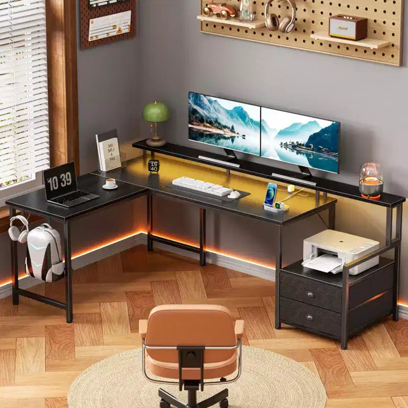Qwatto Bureau d'angle en L noir de 66 pouces avec station de charge, bureau de jeu réversible, lumières LED, 2 tiroirs, support d'écran, rangement, pour bureau à domicile