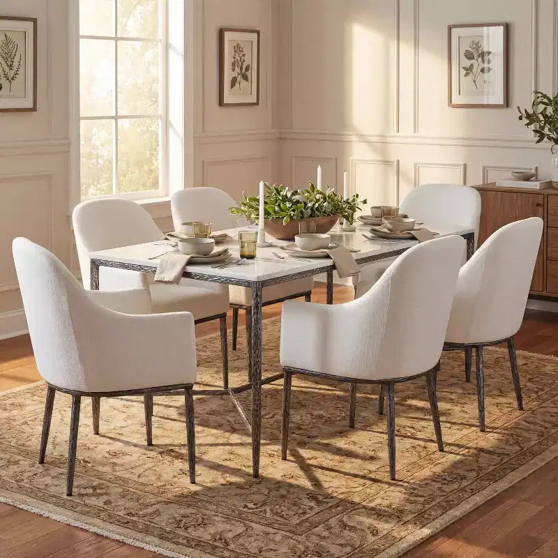 Table de salle à manger Yvanna 7 pièces de Christopher Knight Home de style industriel chic, en pierre frittée forgée à la main, avec chaises de salle à manger rembourrées à accoudoirs.