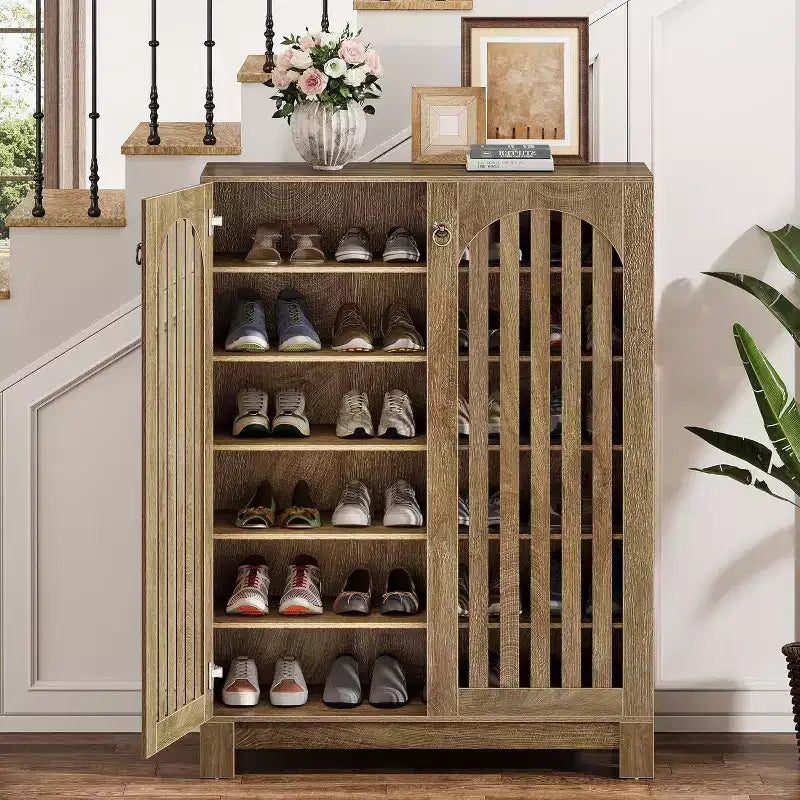 Meuble à chaussures Lantine avec portes à persiennes, Organisateur de chaussures à 6 niveaux pour entrée avec étagères réglables pour salon, chambre, bois naturel