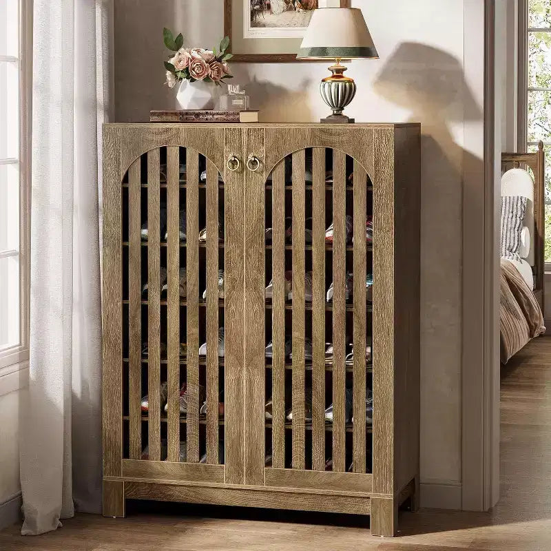 Meuble à chaussures Lantine avec portes à persiennes, Organisateur de chaussures à 6 niveaux pour entrée avec étagères réglables pour salon, chambre, bois naturel