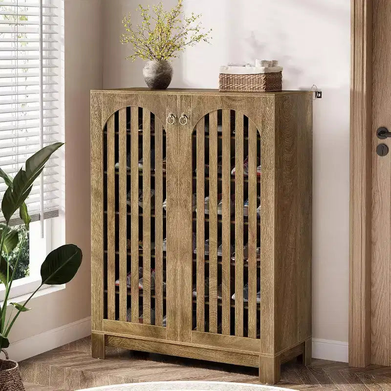 Meuble à chaussures Lantine avec portes à persiennes, Organisateur de chaussures à 6 niveaux pour entrée avec étagères réglables pour salon, chambre, bois naturel
