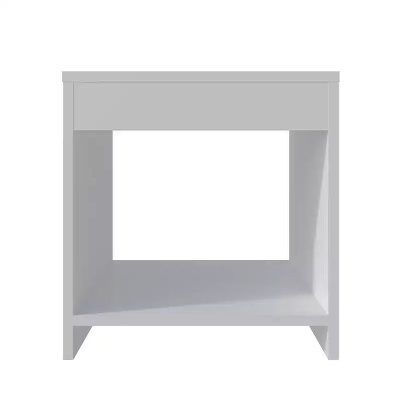 Cette table de chevet Anegam avec rangement ouvert, blanche, allie style contemporain et solutions de rangement astucieuses, créant un meuble peu encombrant.