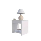 Cette table de chevet Anegam avec rangement ouvert, blanche, allie style contemporain et solutions de rangement astucieuses, créant un meuble peu encombrant.