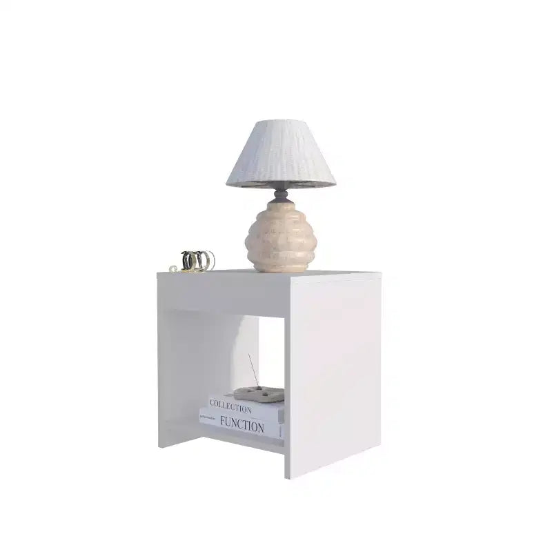 Cette table de chevet Anegam avec rangement ouvert, blanche, allie style contemporain et solutions de rangement astucieuses, créant un meuble peu encombrant.