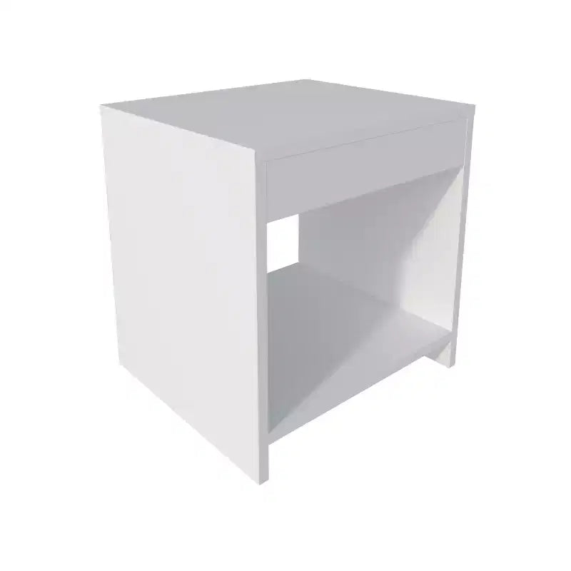 Cette table de chevet Anegam avec rangement ouvert, blanche, allie style contemporain et solutions de rangement astucieuses, créant un meuble peu encombrant.