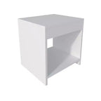 Cette table de chevet Anegam avec rangement ouvert, blanche, allie style contemporain et solutions de rangement astucieuses, créant un meuble peu encombrant.