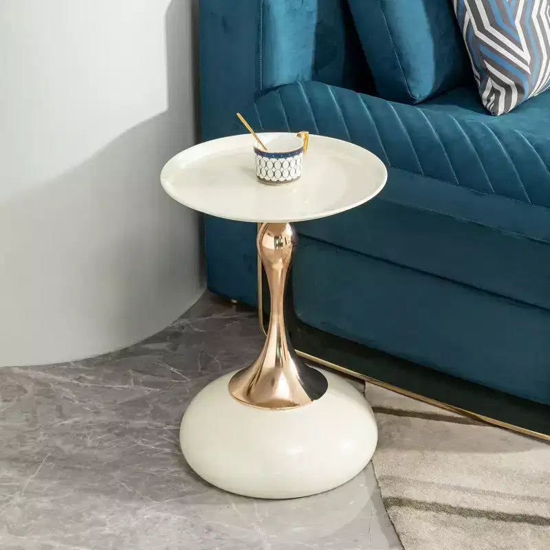 Table d'appoint ronde en métal blanc, petite table basse avec finition dorée, table d'appoint compacte pour petits espaces de vie