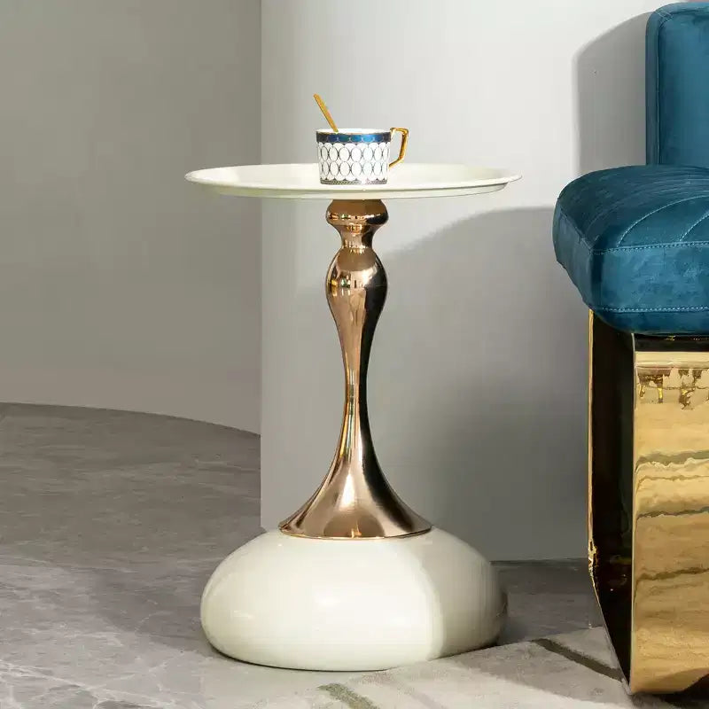 Table d'appoint ronde en métal blanc, petite table basse avec finition dorée, table d'appoint compacte pour petits espaces de vie