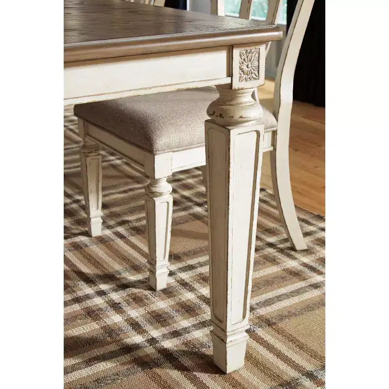 Table de salle à manger extensible rectangulaire Realyn blanc écaillé : 8 places, style campagne chic - Signature Design by Ashley