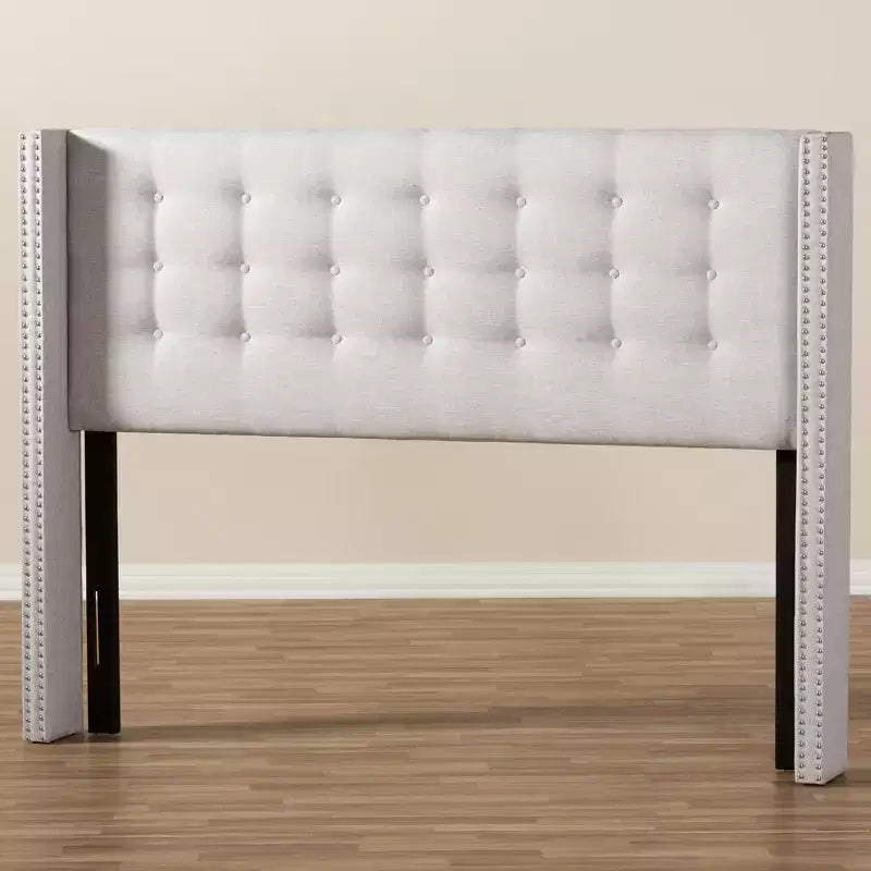 Tête de lit capitonnée en tissu moderne et contemporain Queen Ginaro avec clous et ailes - Baxton Studio : design élégant, cadre en MDF, nettoyage ciblé