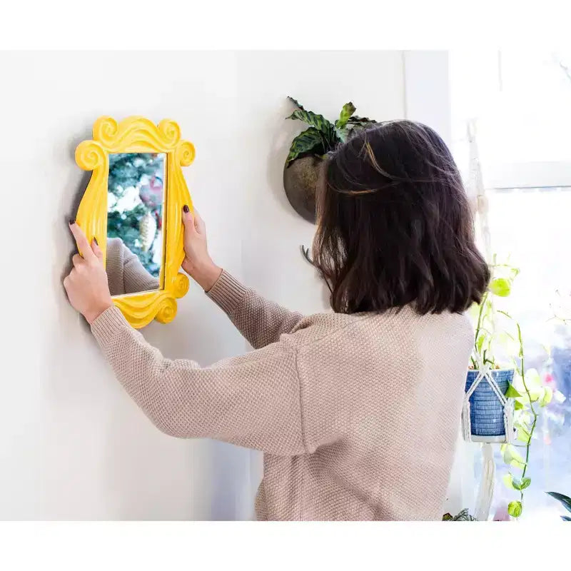 Miroir réplique Ukonic Friends TV Show Yellow Peephole Frame pour porte | 38,1 x 27,9 cm