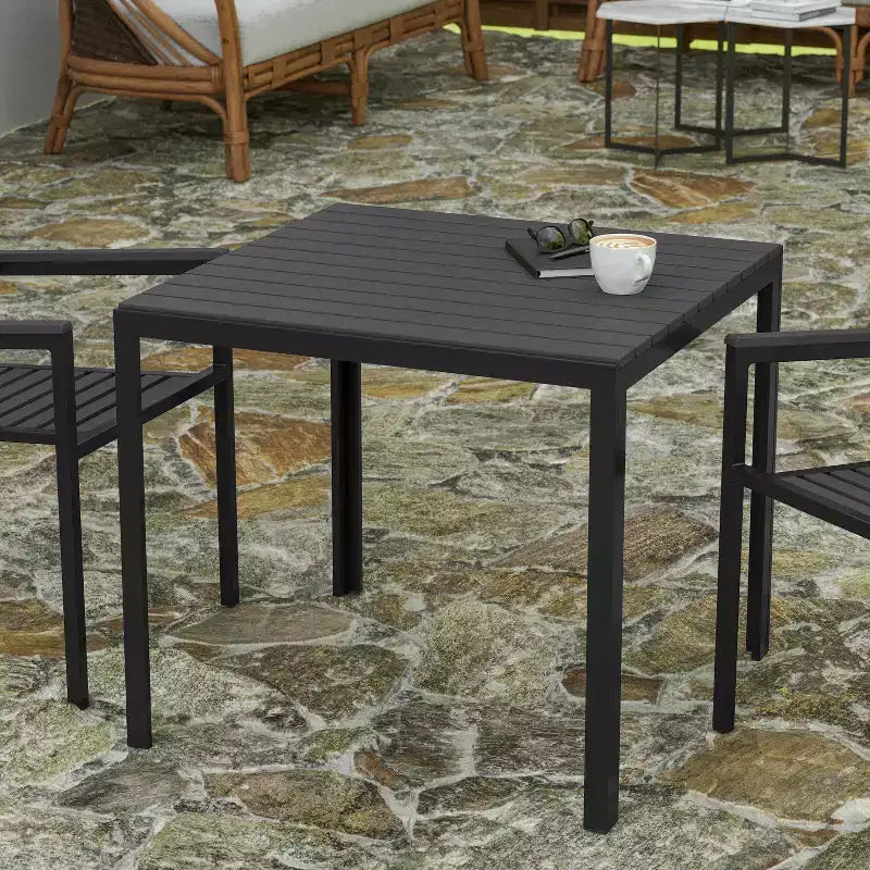 Merrick Lane Table à Manger Carrée d'Extérieur/Intérieur Tout Temps pour 4 Personnes avec Cadre en Acier et Plateau à Lattes en Résine - Noir