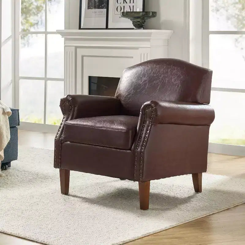 Fauteuil Gianluigi en similicuir végane de transition avec clous décoratifs et pieds en bois massif pour la chambre et le salon | ART OF LIVING DESIGNS