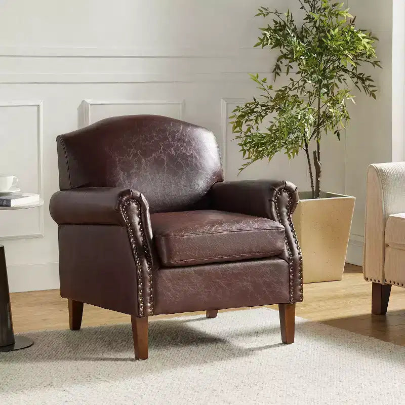 Fauteuil Gianluigi en similicuir végane de transition avec clous décoratifs et pieds en bois massif pour la chambre et le salon | ART OF LIVING DESIGNS