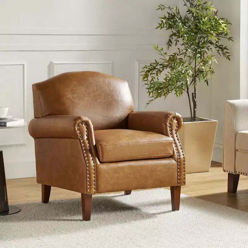 Fauteuil Gianluigi en similicuir végane de transition avec clous décoratifs et pieds en bois massif pour la chambre et le salon | ART OF LIVING DESIGNS