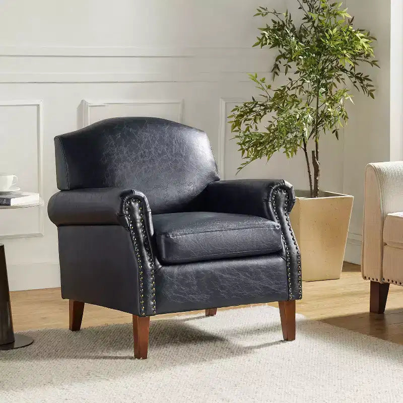 Fauteuil Gianluigi en similicuir végane de transition avec clous décoratifs et pieds en bois massif pour la chambre et le salon | ART OF LIVING DESIGNS