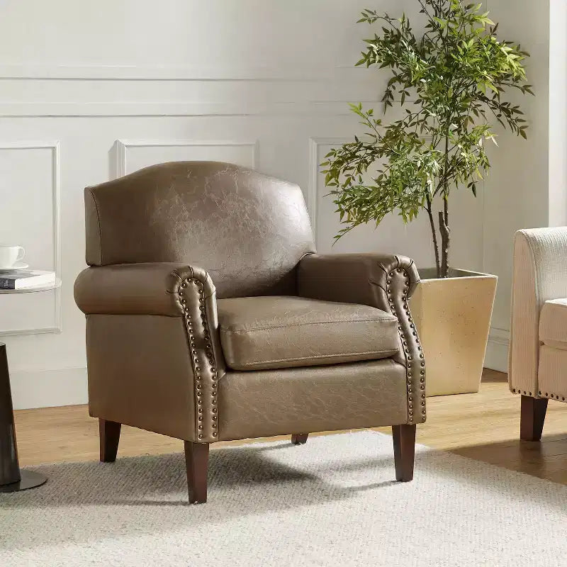 Fauteuil Gianluigi en similicuir végane de transition avec clous décoratifs et pieds en bois massif pour la chambre et le salon | ART OF LIVING DESIGNS