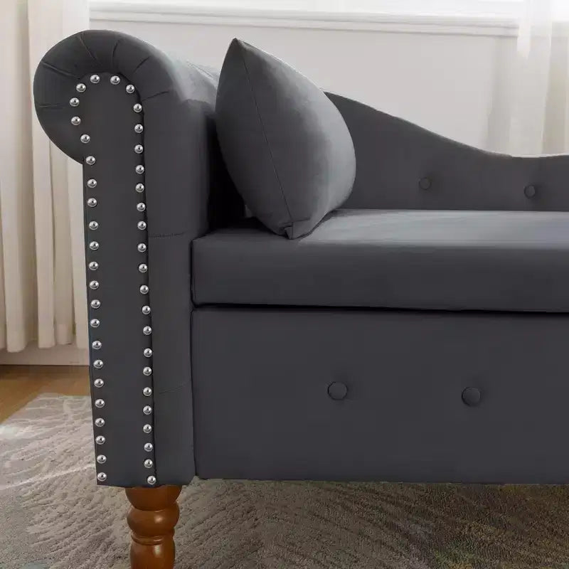 Chaise longue en velours avec rangement, oreiller et accents cloutés pour chambre - ModernLuxe
