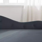 Chaise longue en velours avec rangement, oreiller et accents cloutés pour chambre - ModernLuxe