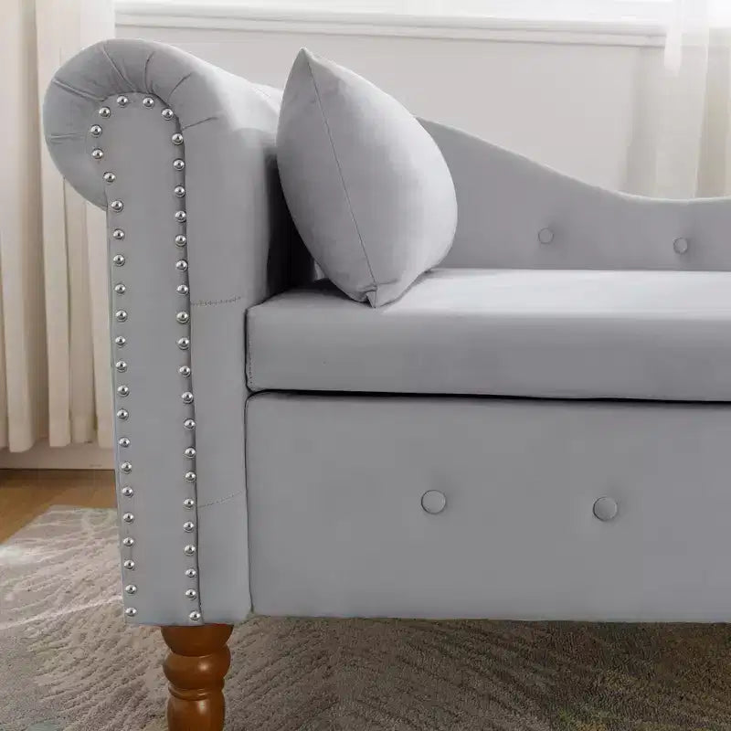 Chaise longue en velours avec rangement, oreiller et accents cloutés pour chambre - ModernLuxe