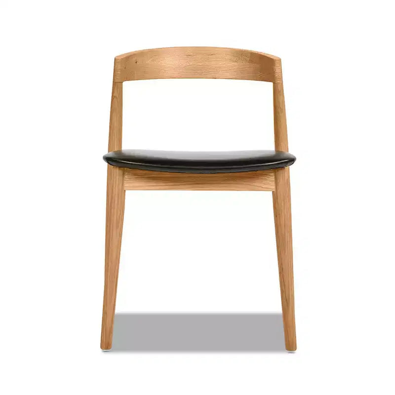 Chaise de salle à manger empilable Raven 20.5 en bois de chêne sculpté, brun naturel chaud et revêtement en similicuir noir