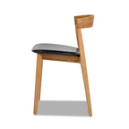 Chaise de salle à manger empilable Raven 20.5 en bois de chêne sculpté, brun naturel chaud et revêtement en similicuir noir