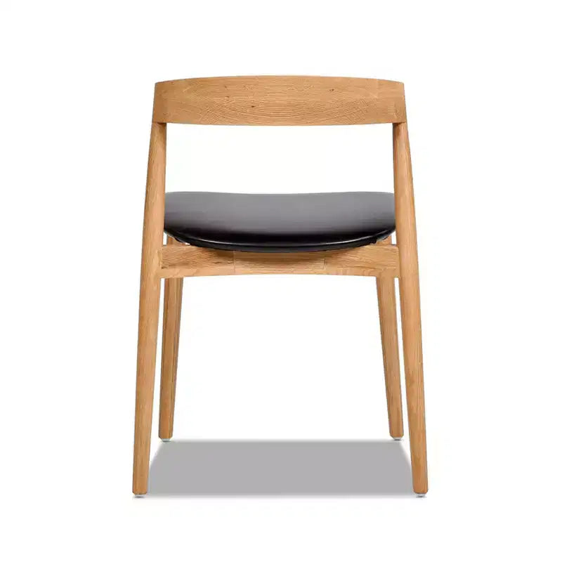 Chaise de salle à manger empilable Raven 20.5 en bois de chêne sculpté, brun naturel chaud et revêtement en similicuir noir