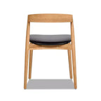 Chaise de salle à manger empilable Raven 20.5 en bois de chêne sculpté, brun naturel chaud et revêtement en similicuir noir