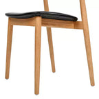 Chaise de salle à manger empilable Raven 20.5 en bois de chêne sculpté, brun naturel chaud et revêtement en similicuir noir