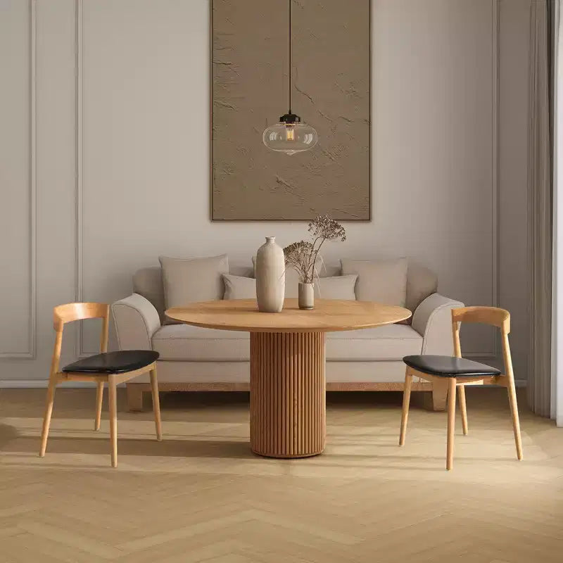Chaise de salle à manger empilable Raven 20.5 en bois de chêne sculpté, brun naturel chaud et revêtement en similicuir noir