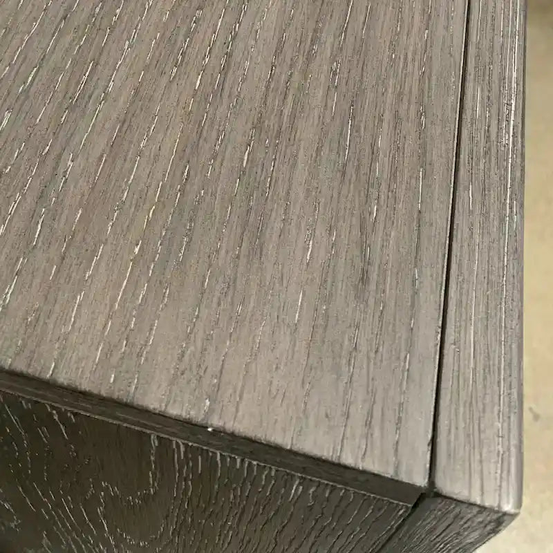 Chambre à coucher Ennesley Gray Wood avec lit capitonné