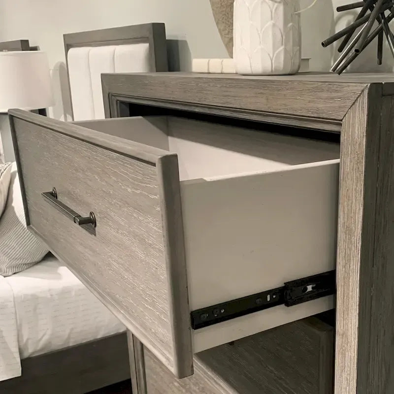 Chambre à coucher Ennesley Gray Wood avec lit capitonné