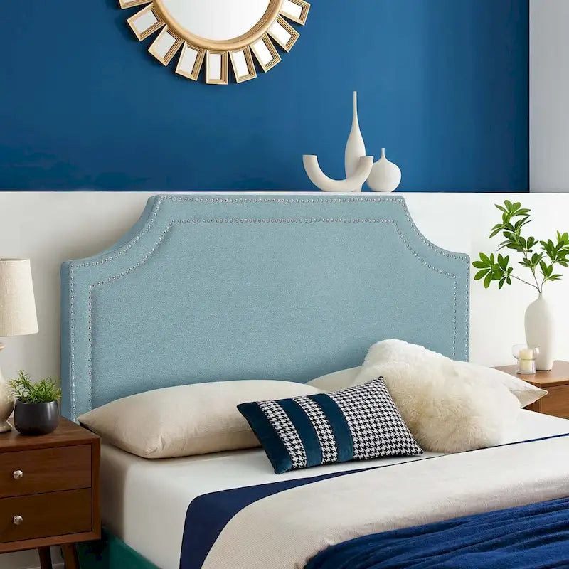 Tête de lit capitonnée en tissu avec clous décoratifs pour lit Queen size