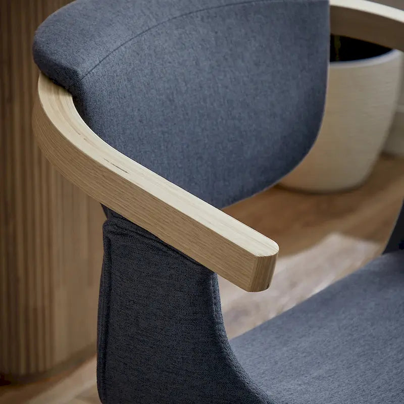 Fauteuil pivotant rembourré en bois